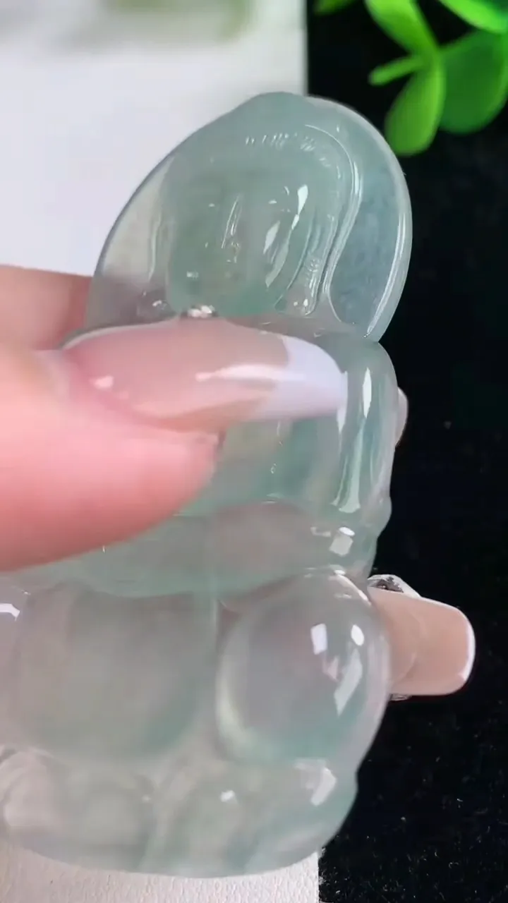 天然A货翡翠观音菩萨吊坠，尺寸66.4-40.8-5.5，重量:29.11g
12月26日