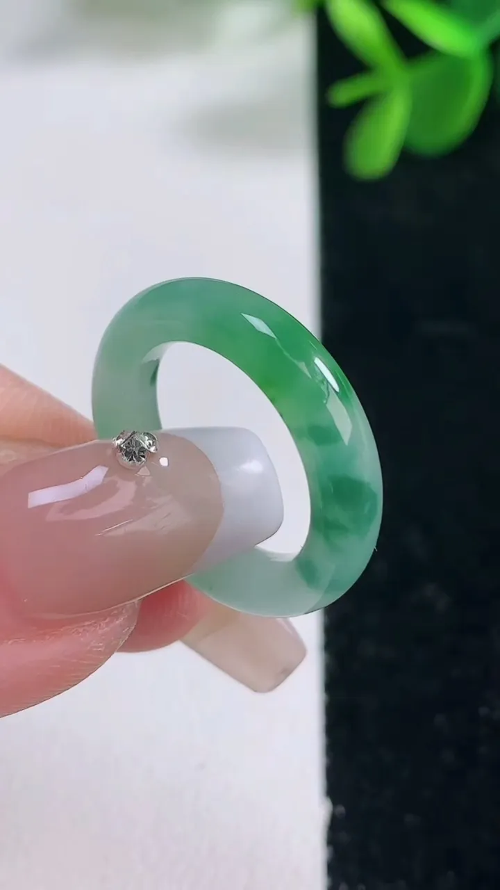 天然A货翡翠指环戒指，尺寸15.5-4.4-3，重量:2.93g2025年12月26日
工厂直销收藏佳品,种好水足，色泽均匀，有种有色，上手高大气！