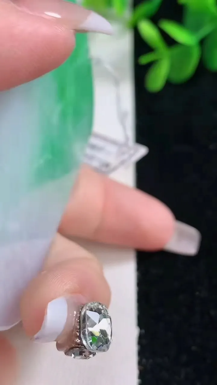 天然A货翡翠山水牌吊坠，尺寸69-44.7-4.3，重量:37.99g
12月26日