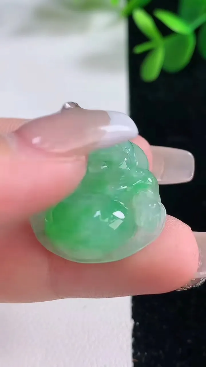 天然A货翡翠佛公吊坠，尺寸24-24.3-6.9，重量:5.02g
12月26日