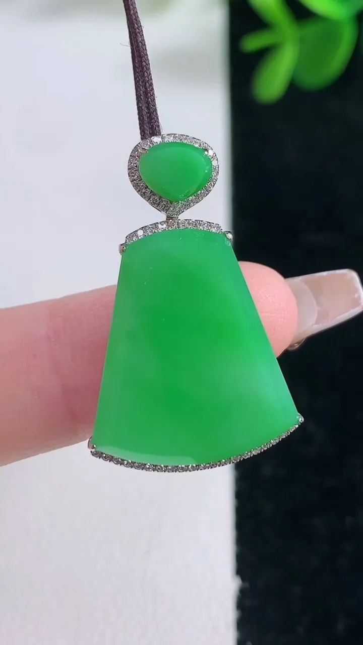 天然A货翡翠无事牌吊坠，尺寸28.3-18.8-18-4.8，重量:2.85g
12月26日