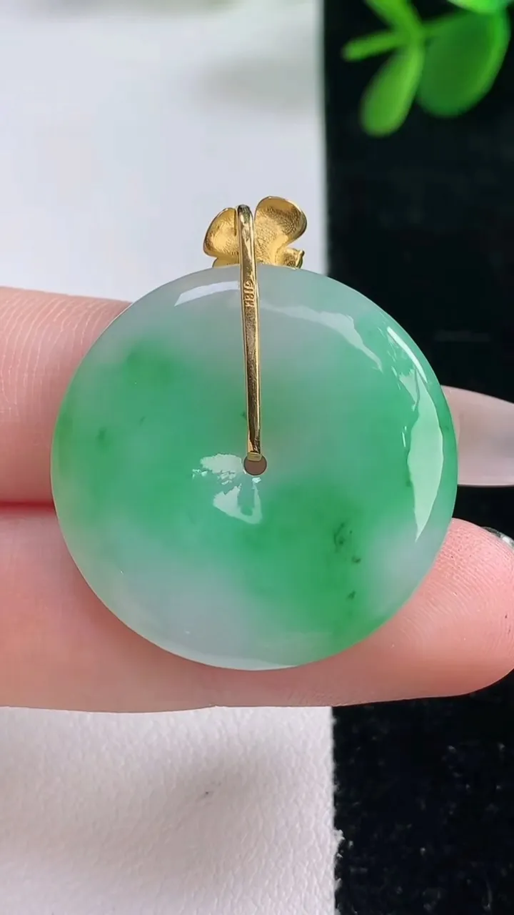 天然A货翡翠平安扣吊坠，尺寸28.8-4.3，重量:8.82g
12月26日