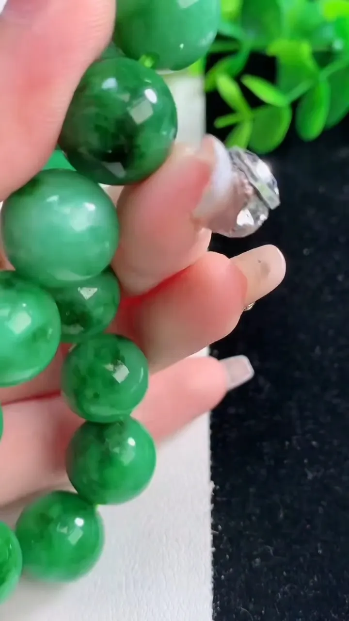 天然A货翡翠圆珠手串，尺寸14-15颗，重量:75.40g12月26日
工厂直销收藏佳品,种好水足，色泽均匀，有种有色，上手高大气！