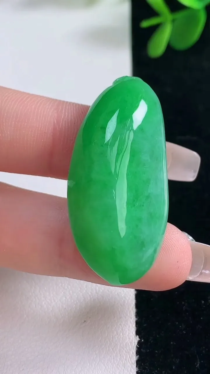 天然A货翡翠福瓜吊坠，尺寸39.6-18.5-12.6，重量:15.51g
12月26日