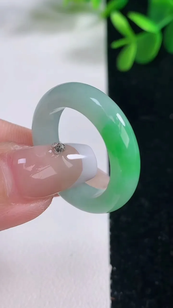 天然A货翡翠指环戒指，尺寸19.5-5.6-3.7，重量:5.19g2025年12月26日
工厂直销收藏佳品,种好水足，色泽均匀，有种有色，上手高大气！