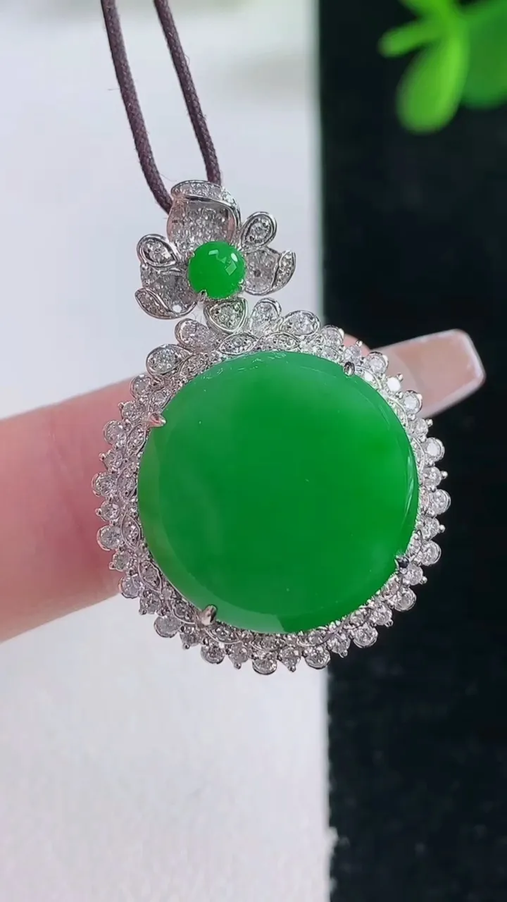 天然A货翡翠无事牌吊坠，尺寸30-20.6-9.5裸石16，重量:5.54g
12月26日