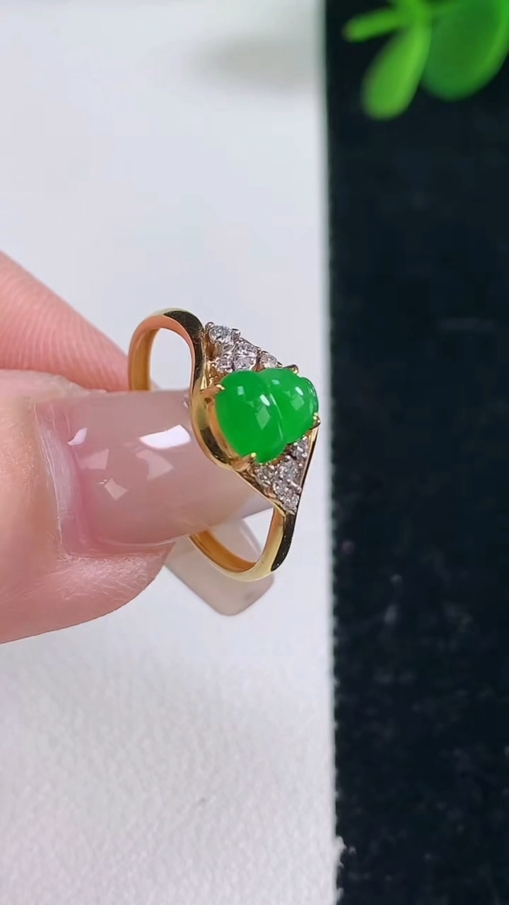 天然A货翡翠葫芦戒指，尺寸17.2-6.3-5.5-4.3，重量:1.28g2025年12月26日
工厂直销收藏佳品,种好水足，色泽均匀，有种有色，上手高大气！