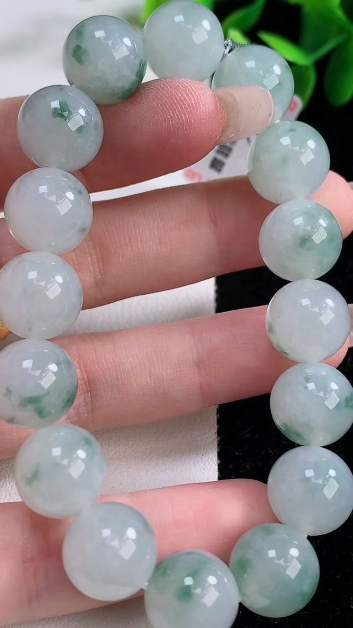 天然A货翡翠飘花圆珠手串，尺寸12-16颗，重量:47.41g12月26日
工厂直销收藏佳品,种好水