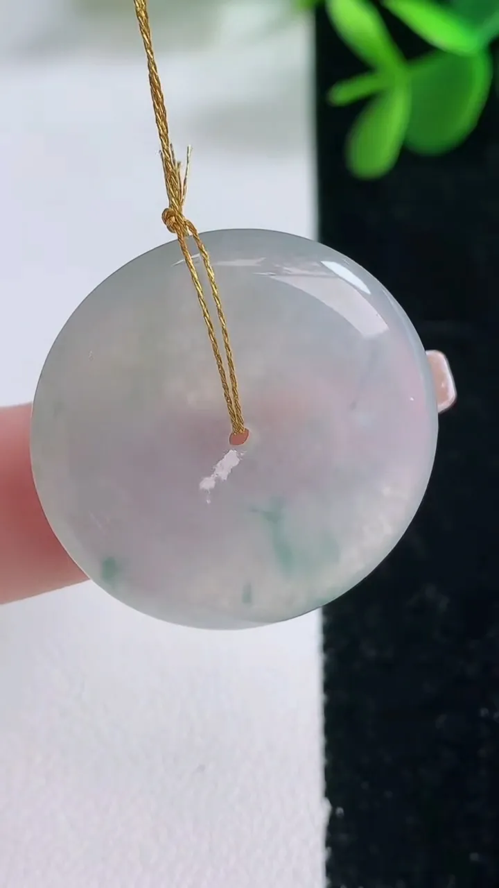 天然A货翡翠冰种飘花平安扣吊坠，尺寸27.5-5.2，重量:10.30g
12月26日