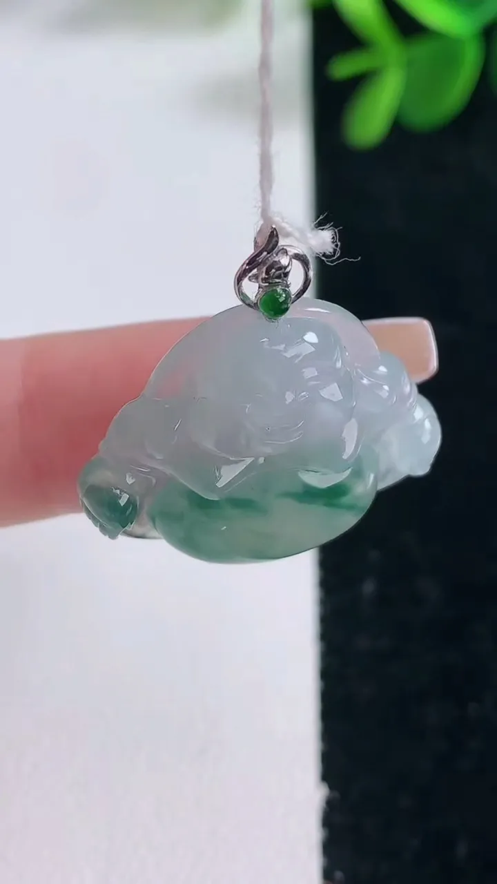 天然A货翡翠种飘花佛公吊坠，尺寸22-25.5-6，重量:5.30g
12月26日