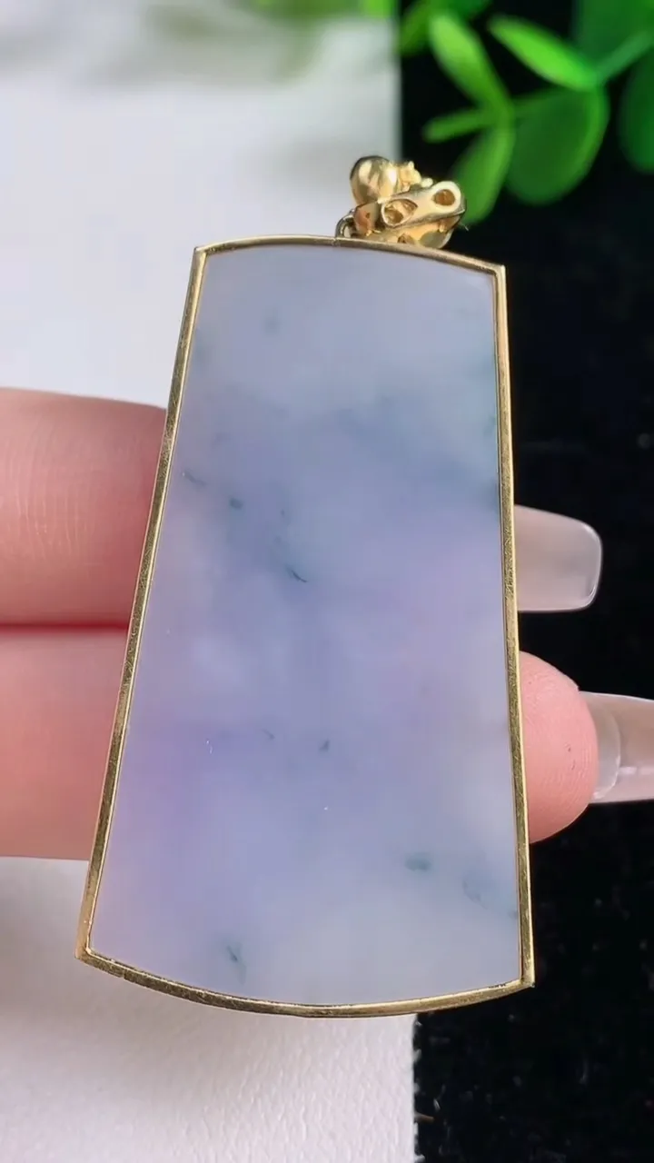 天然A货翡翠18K金紫罗兰无事牌吊坠，尺寸48.3-26.5-3.8，重量:16.63g
12月26日