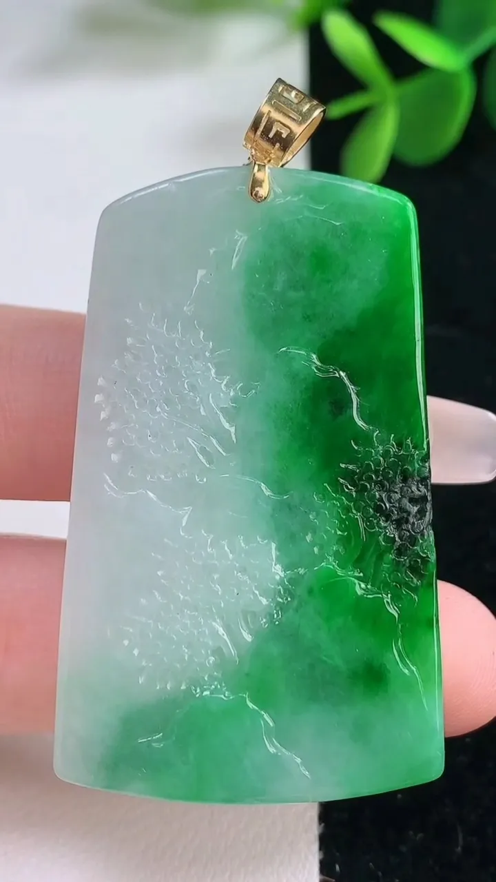 天然A货翡翠山水牌吊坠，尺寸48.9-29.5-5，重量:18.77g
12月26日