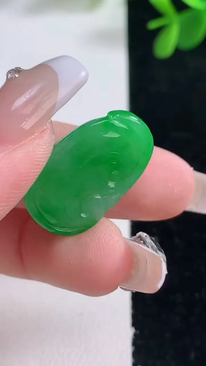 天然A货翡翠如意吊坠，尺寸23.6-15-5.7，重量:4.75g
12月26日