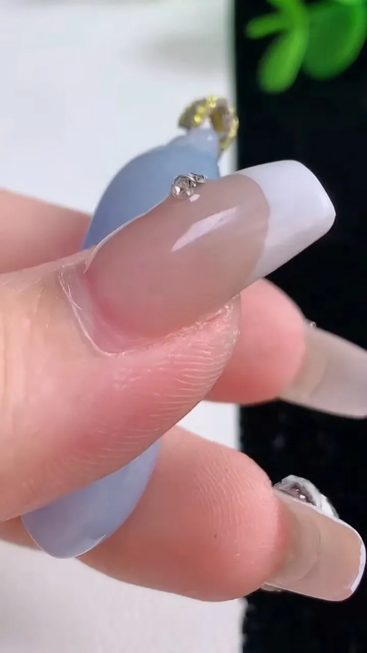 天然A货翡翠18K金紫罗兰福瓜吊坠，尺寸40.6-15-11.3，重量:12.72g
12月26日