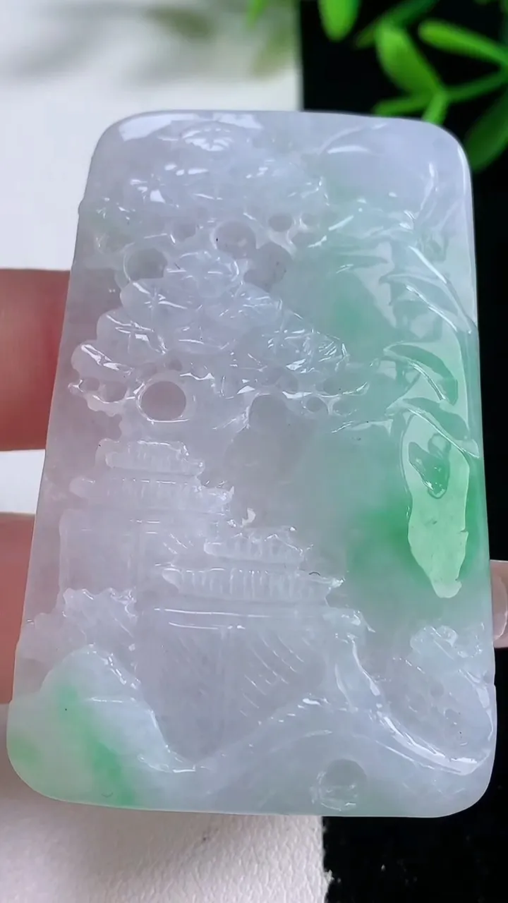 天然A货翡翠山水牌吊坠，尺寸56.7-37-6.2，重量:31.97g
12月26日