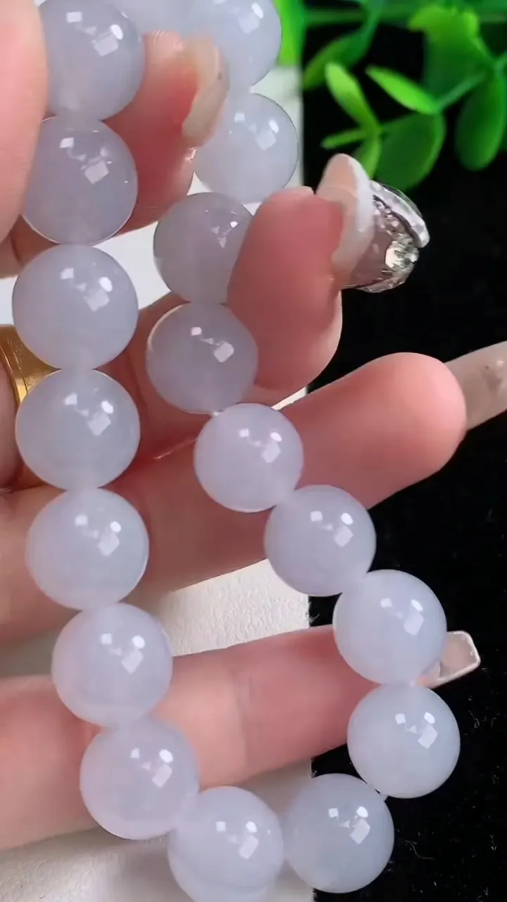 天然A货翡翠紫罗兰圆珠手串，尺寸11-18颗，重量:42.22g12月26日
工厂直销收藏佳品,种好水足，色泽均匀，有种有色，上手高大气！