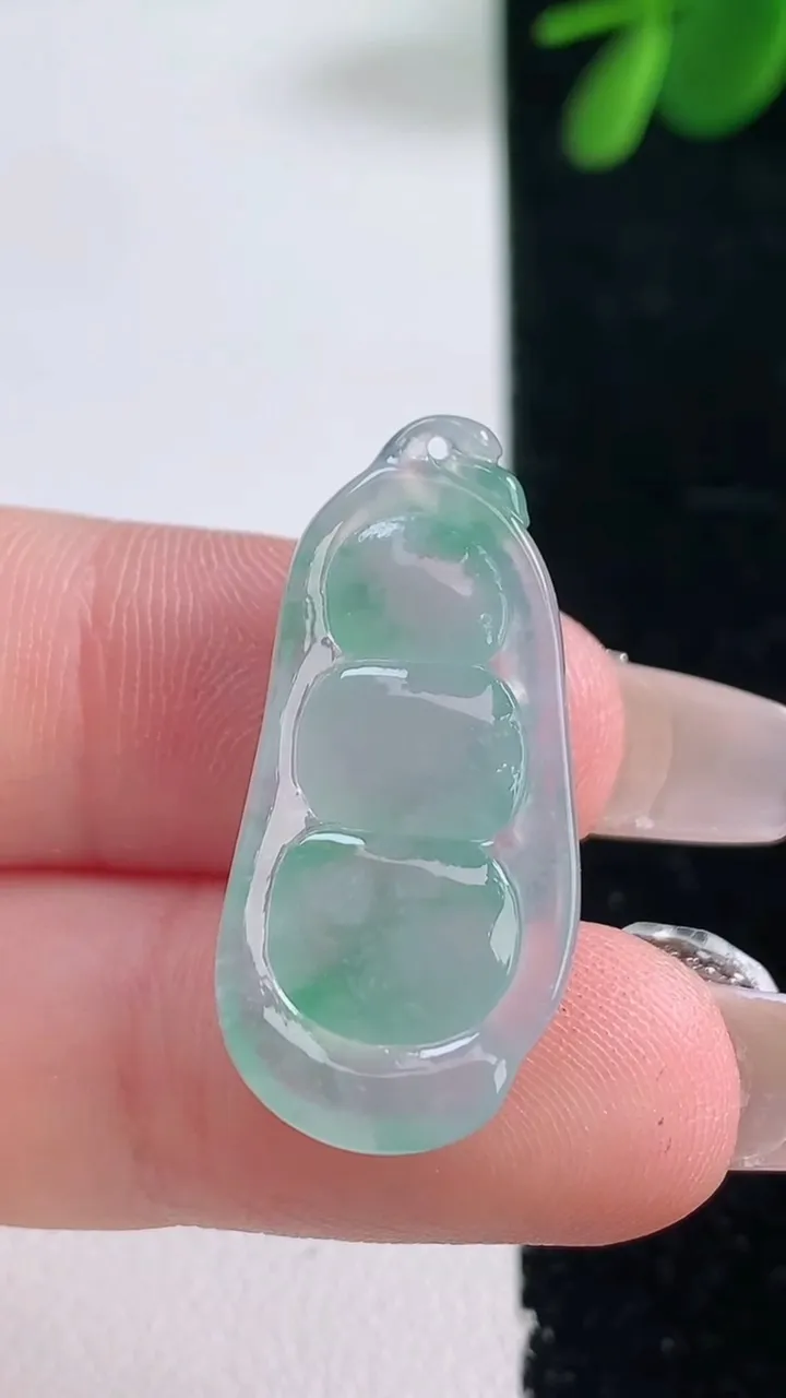 天然A货翡翠冰种飘花福豆吊坠，尺寸29-13.6-6，重量:3.81g
12月26日