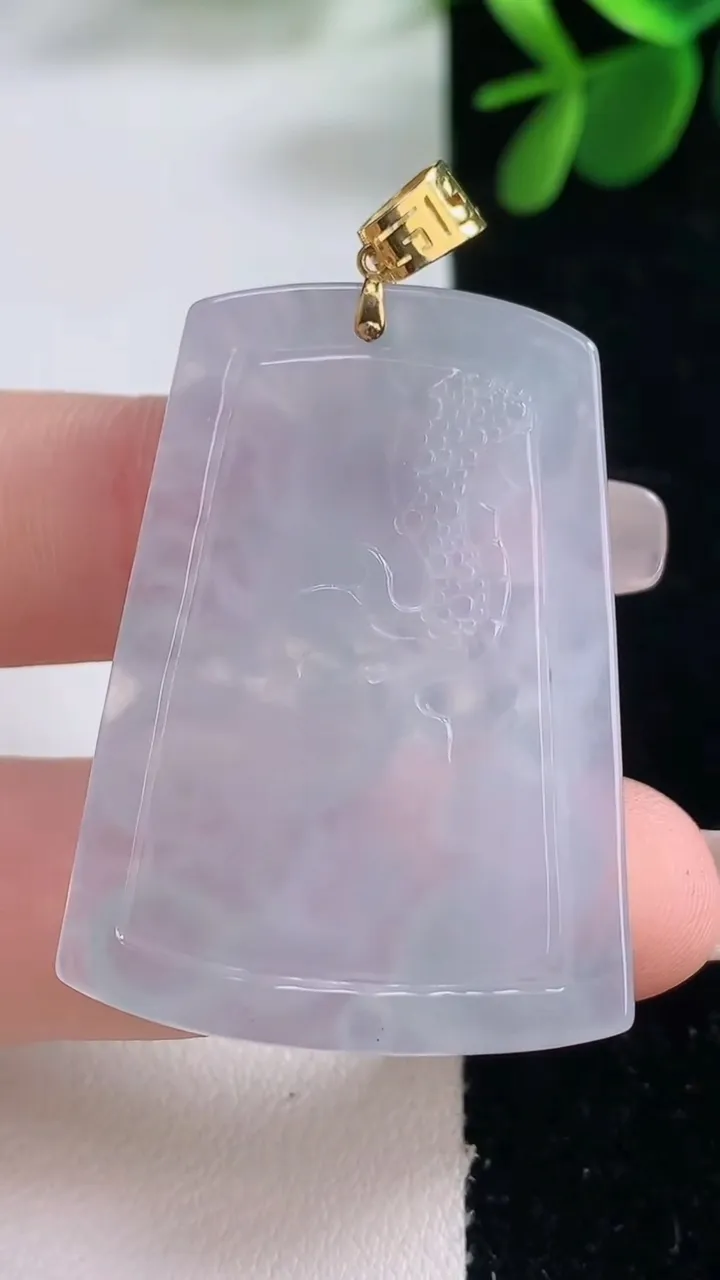 天然A货翡翠18K金紫罗兰龙牌吊坠，尺寸41-29.5-5.7，重量:12.66g
12月26日