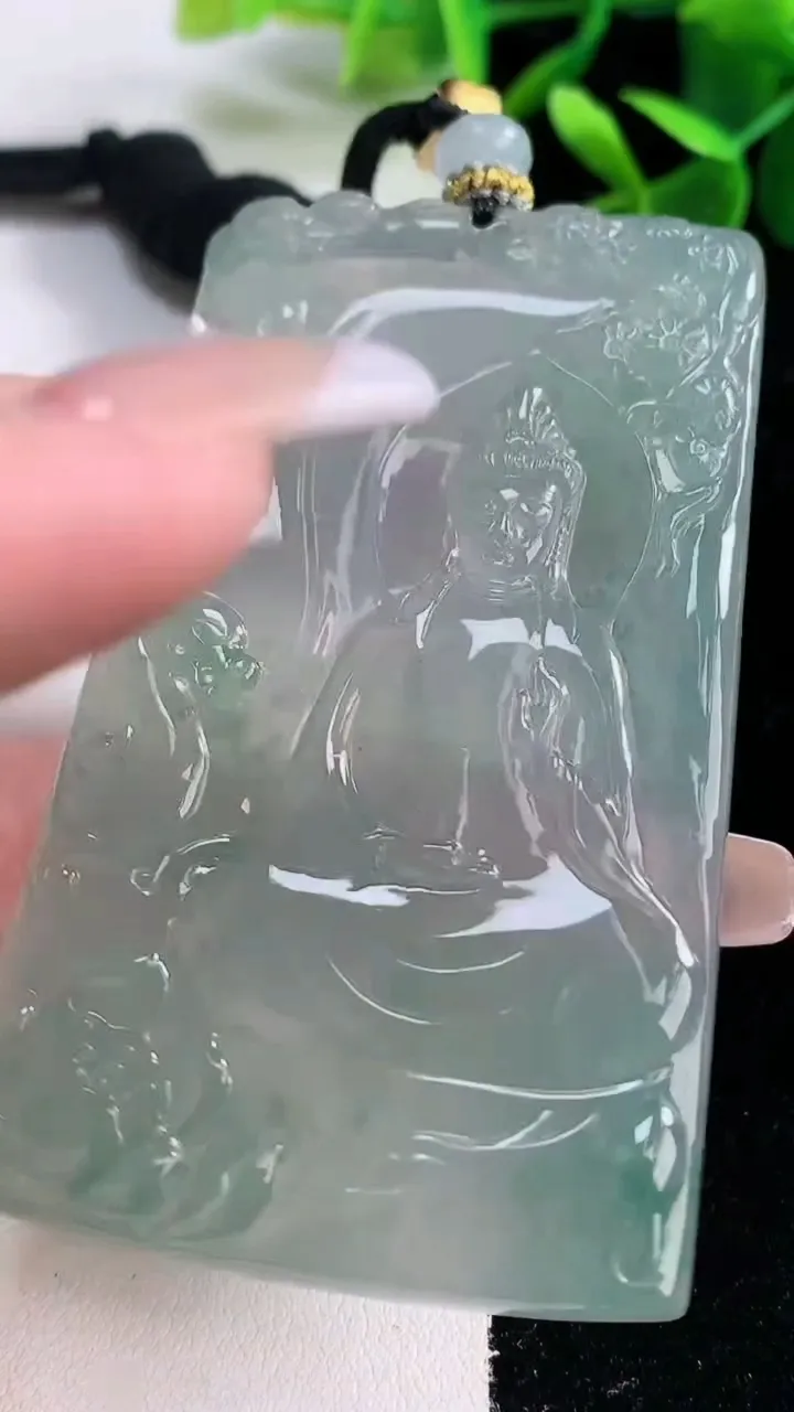 天然A货翡翠种飘花观音菩萨吊坠，尺寸71-43.7-5.4，重量:47.24g
12月26日