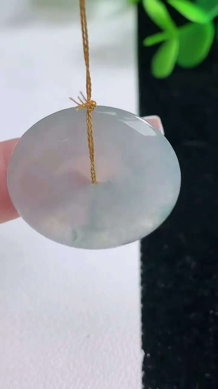 天然A货翡翠冰种飘花平安扣吊坠，尺寸27.5-5.2，重量:10.30g
12月26日