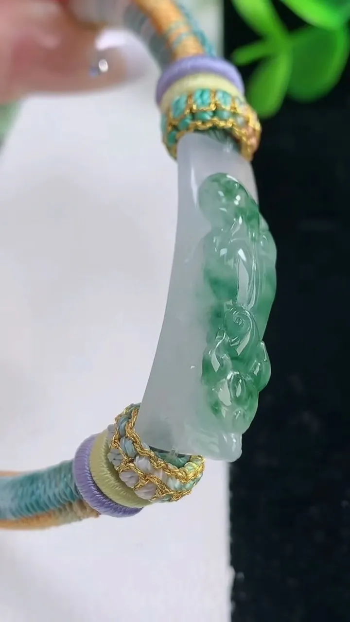 天然A货翡翠冰种飘花貔貅手牌，尺寸29.8-9-13.4，重量:14.52g
12月26日