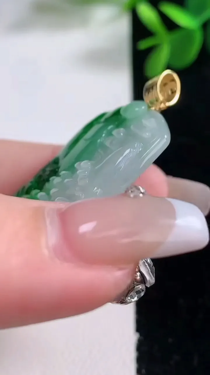 天然A货翡翠山水牌吊坠，尺寸48.9-29.5-5，重量:18.77g
12月26日