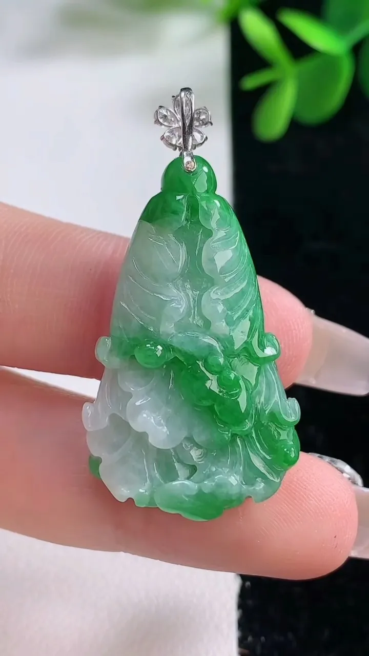 天然A货翡翠白菜吊坠，尺寸34.8-20.6-7.9，重量:8.38g
12月26日