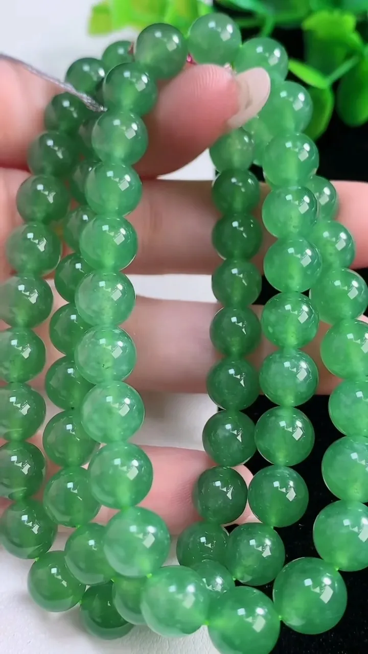 天然A货翡翠圆珠项链，尺寸8.4-71颗，重量:73.58g
12月26日