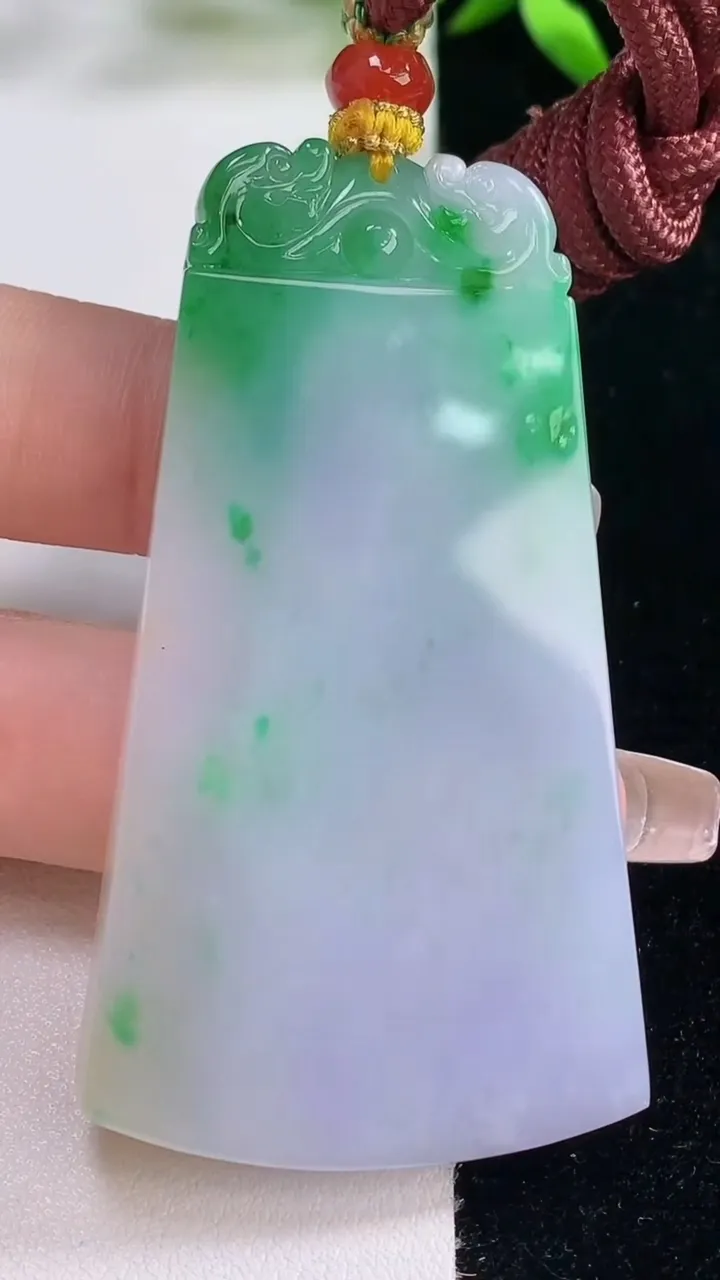 天然A货翡翠无事牌吊坠，尺寸62.7-33.8-6.3，重量:41.09g
12月26日