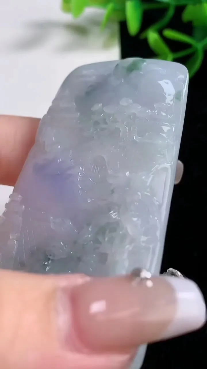 天然A货翡翠牌吊坠，尺寸66.6-44-7.7，重量:48.47g
12月26日