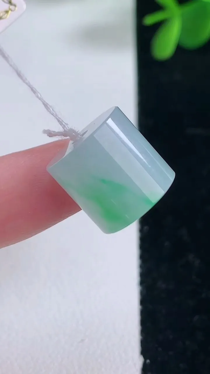 天然A货翡翠路路通吊坠，尺寸12.6-12.8，重量:5.79g
12月26日