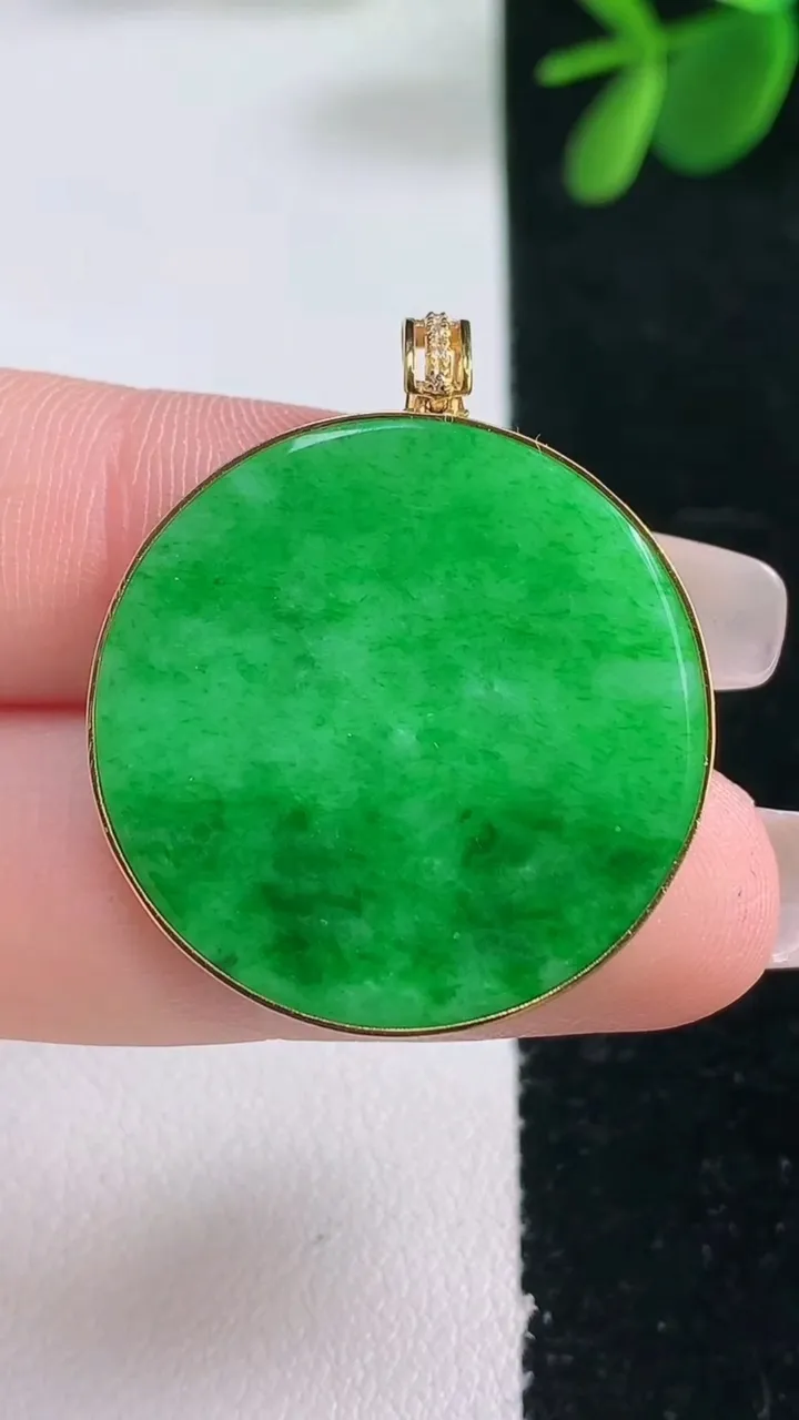 天然A货翡翠无事牌吊坠，尺寸27.2-2.2，重量:5.39g
12月26日