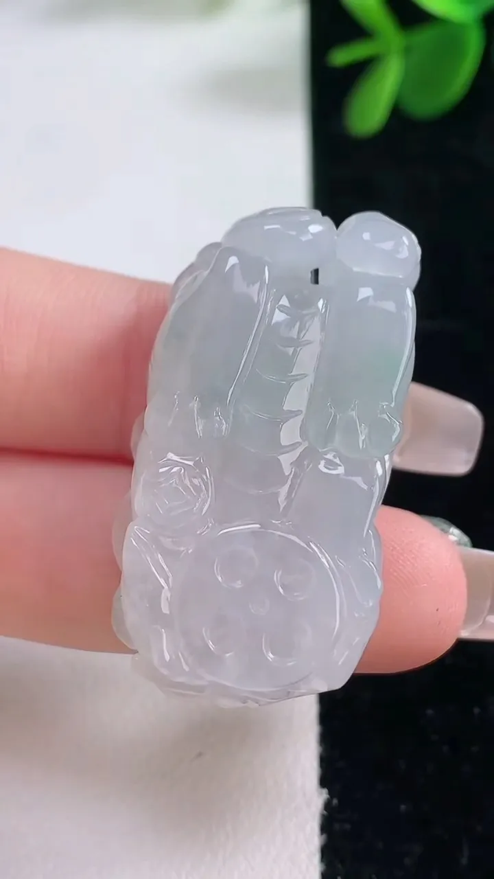 天然A货翡翠霸王貔貅吊坠，尺寸37.4-19.4-12，重量:20.92g
12月26日