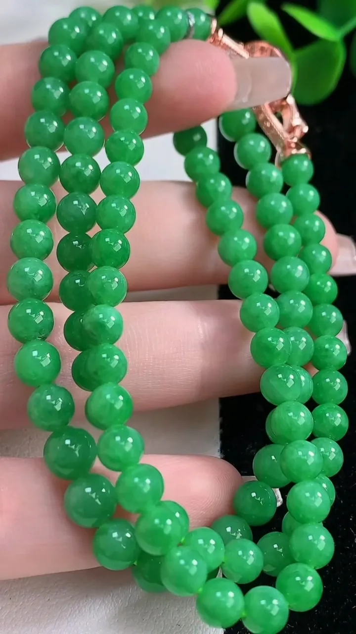 天然A货翡翠圆珠项链，尺寸5.5-102颗，重量:32.59g12月26日
工厂直销收藏佳品,种好水足，色泽均匀，有种有色，上手高大气！