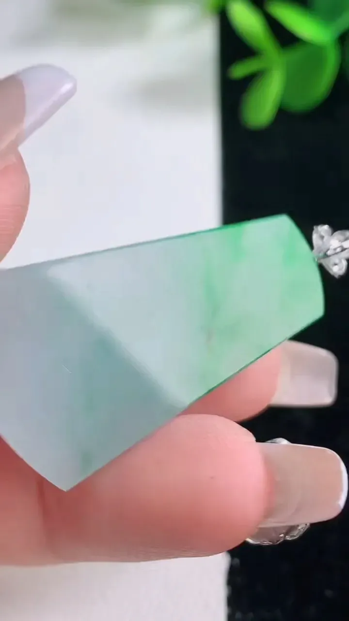 天然A货翡翠无事牌吊坠，尺寸36-21.6-4.4，重量:7.54g
12月26日