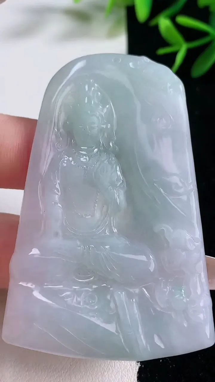 天然A货翡翠普贤菩萨吊坠，尺寸64-41-3.3，重量:22.87g
12月26日