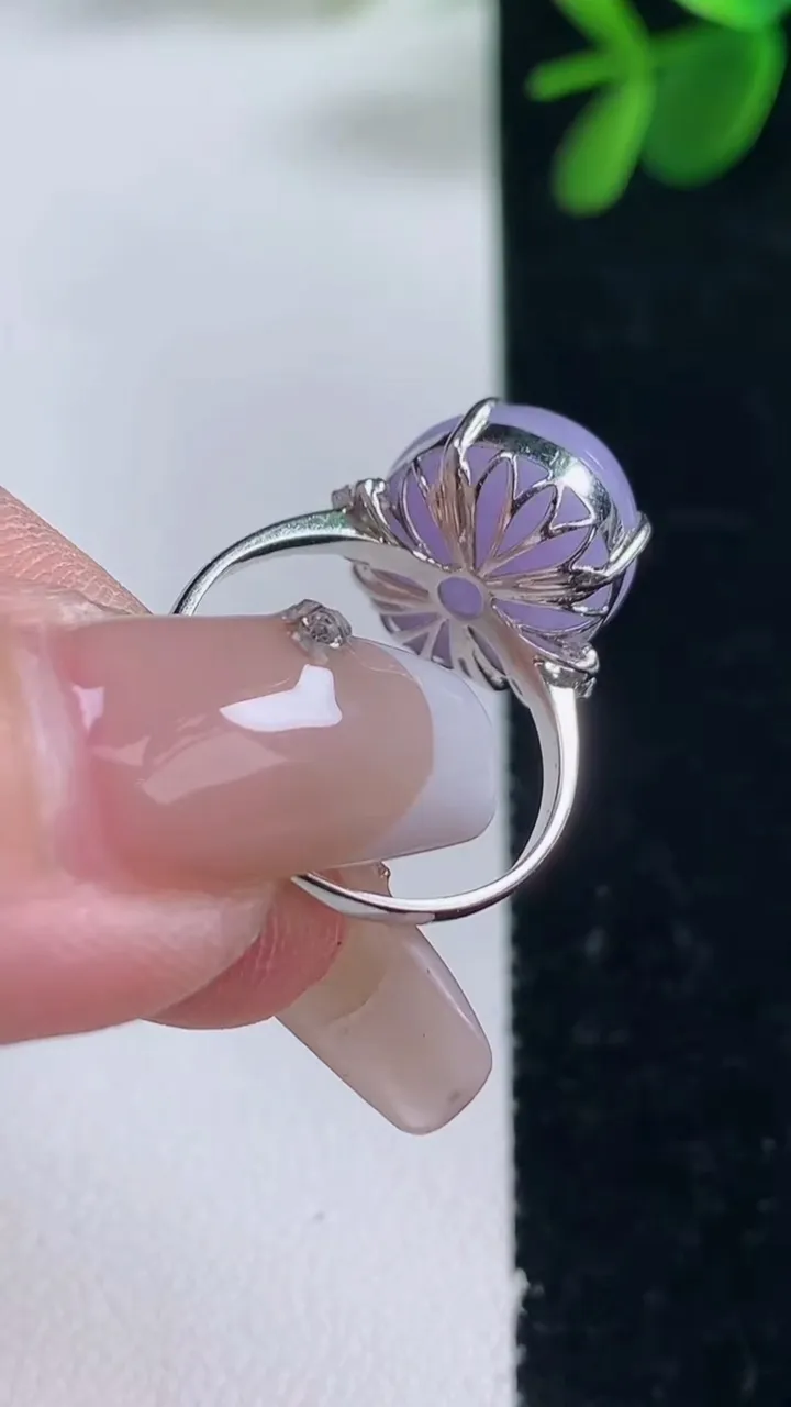 天然A货翡翠18K金紫罗兰蛋面戒指，尺寸17.3-14.6-11.5-8.6，重量:3.80g2025年12月26日
工厂直销收藏佳品,种好水足，色泽均匀，有种有色，上手高大气！