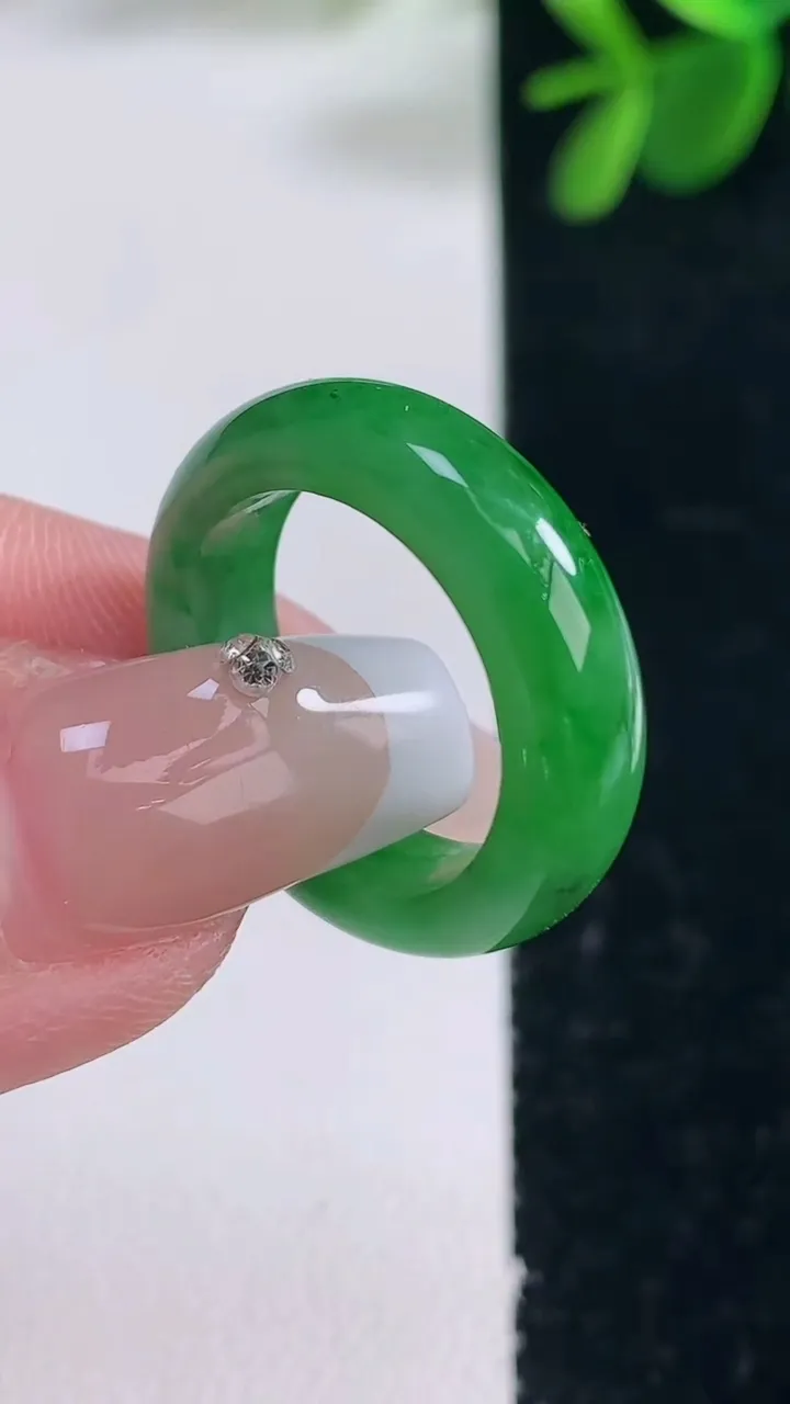 天然A货翡翠指环戒指，尺寸16.8-5.8-3.4，重量:3.81g2025年12月26日
工厂直销收藏佳品,种好水足，色泽均匀，有种有色，上手高大气！