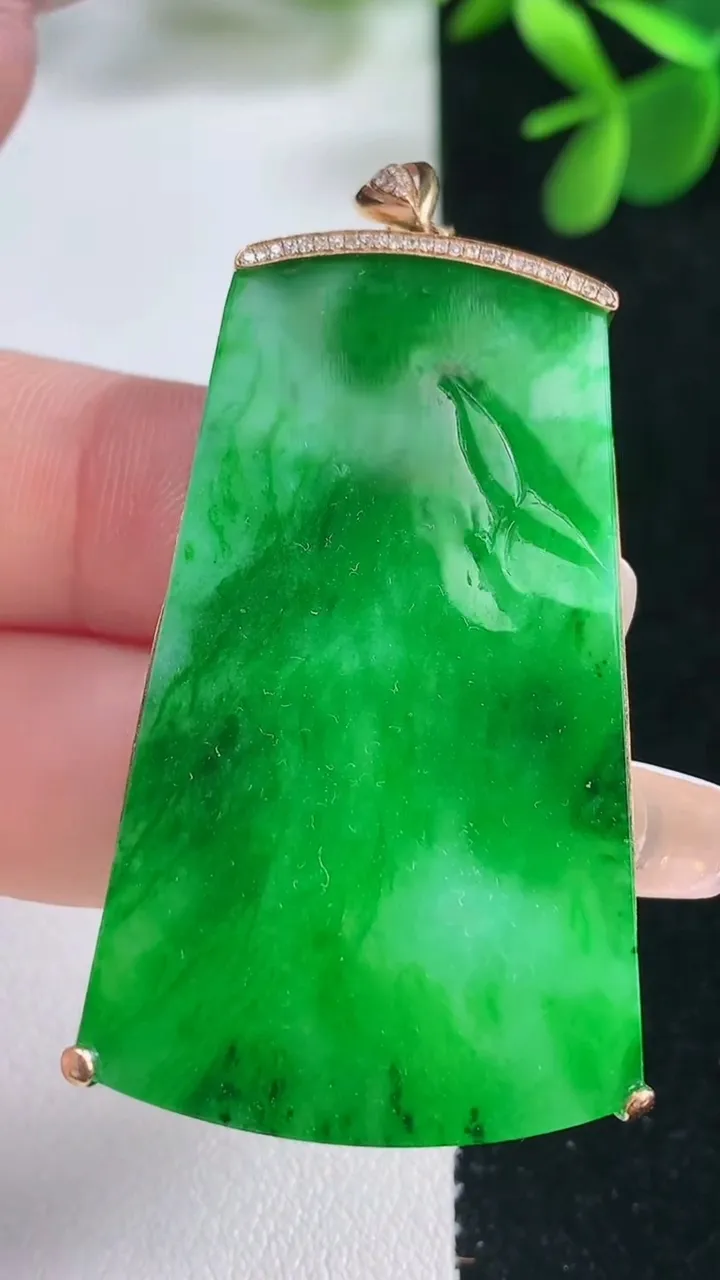 天然A货翡翠无事牌吊坠，尺寸47.4-27.5-2.7，重量:10.68g
12月26日