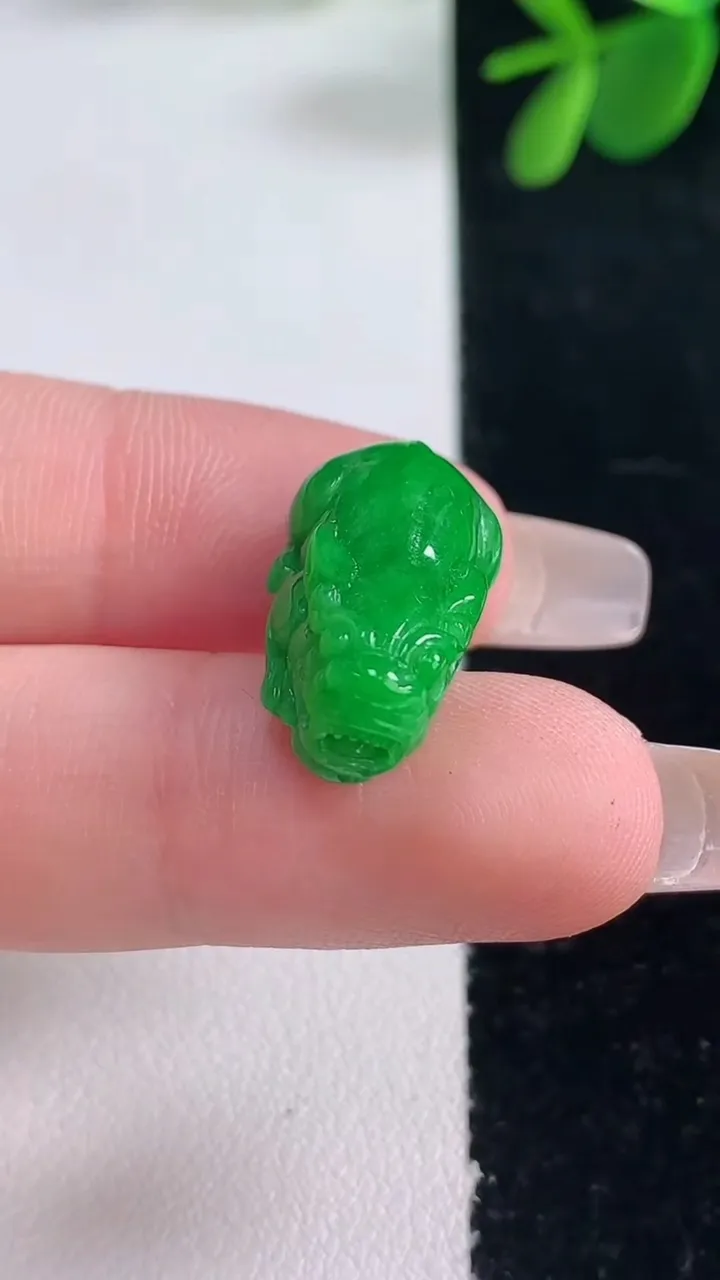 天然A货翡翠貔貅吊坠，尺寸22.6-11.2-8.5，重量:3.59g
12月26日