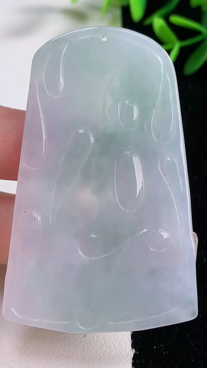 天然A货翡翠普贤菩萨吊坠，尺寸64-41-3.3，重量:22.87g
12月26日