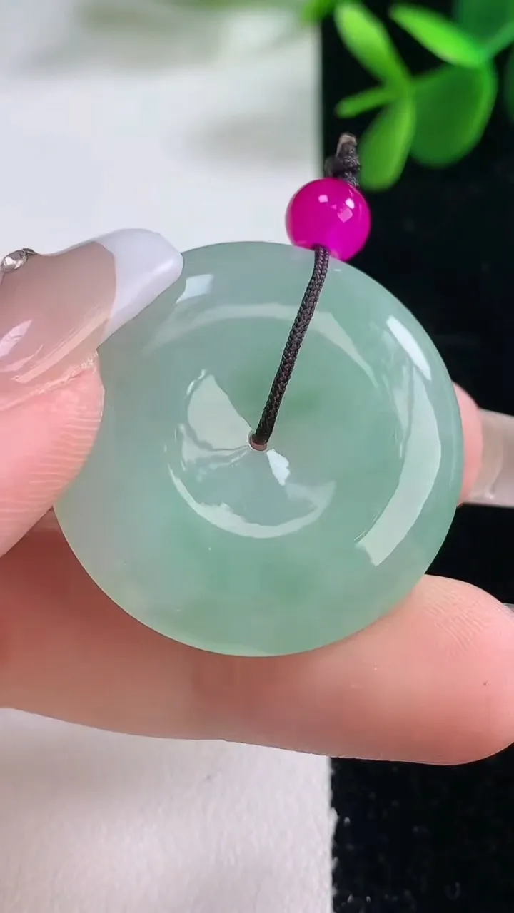 天然A货翡翠平安扣吊坠，尺寸30.4-5.6，重量:11.11g
12月26日