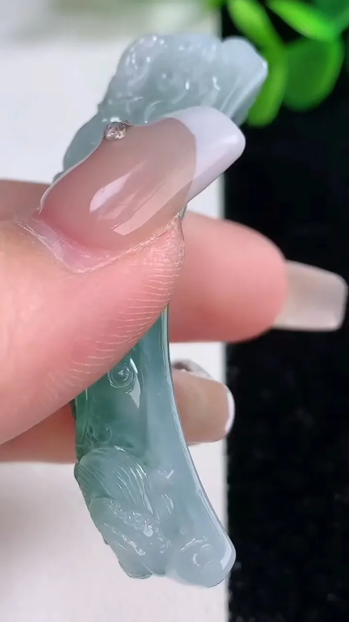 天然A货翡翠冰种飘花龙牌手牌，尺寸53.8-11.8-12，重量:19.25g
12月26日