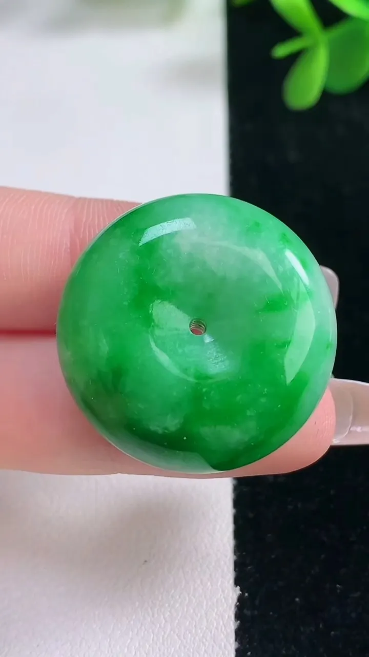 天然A货翡翠平安扣吊坠，尺寸28.4-12.4，重量:21.70g
12月26日