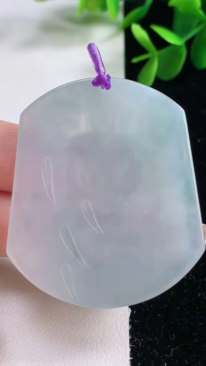 天然A货翡翠山水大日如来吊坠，尺寸50.4-43.3-4.7，重量:24.26g
12月26日