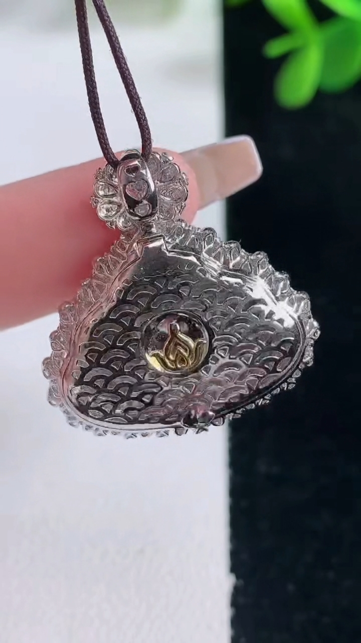 天然A货翡翠佛公吊坠，尺寸26.2-25.3-10.2，裸石13.3-19.7重量:5.28g
12月26日