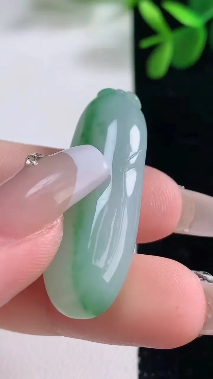 天然A货翡翠福瓜吊坠，尺寸38.5-14.4-8.4，重量:8.60g
12月26日