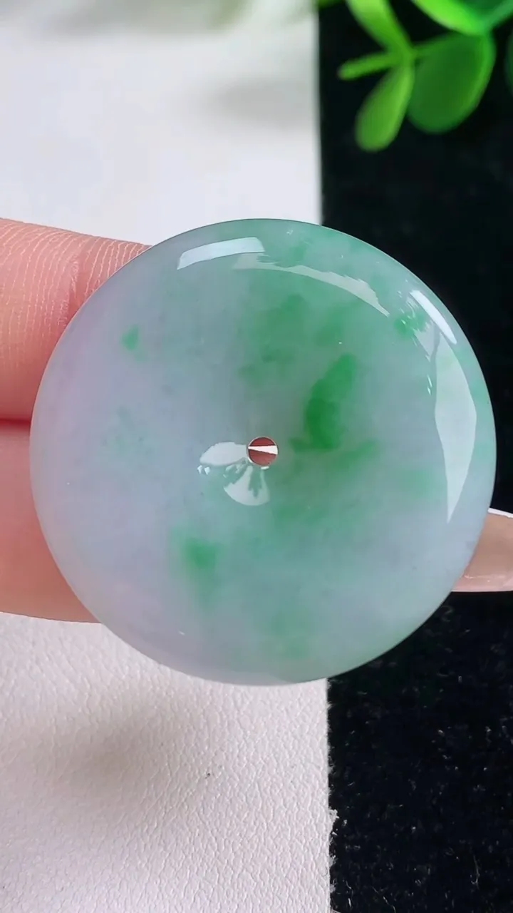 天然A货翡翠平安扣吊坠，尺寸34.7-5.7，重量:14.92g
12月26日