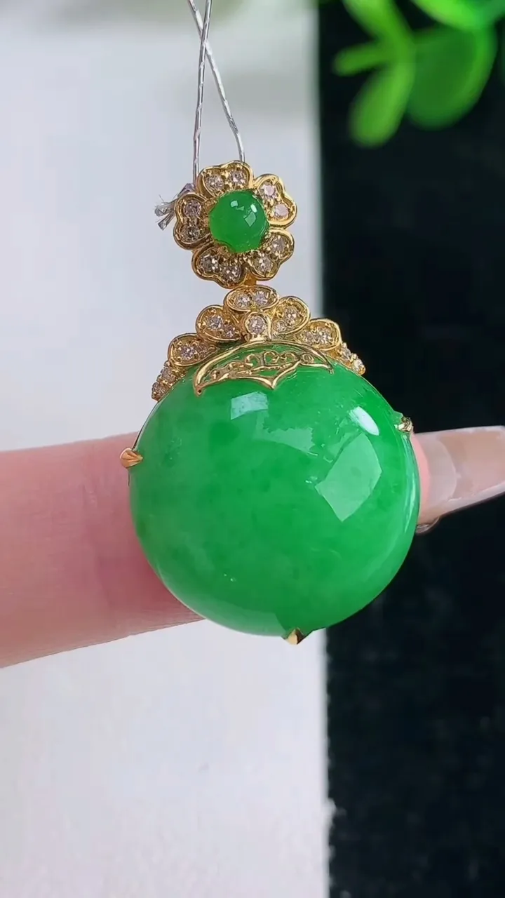 天然A货翡翠蛋面吊坠，尺寸28.5-17.4-8.7，重量:6.06g
12月26日