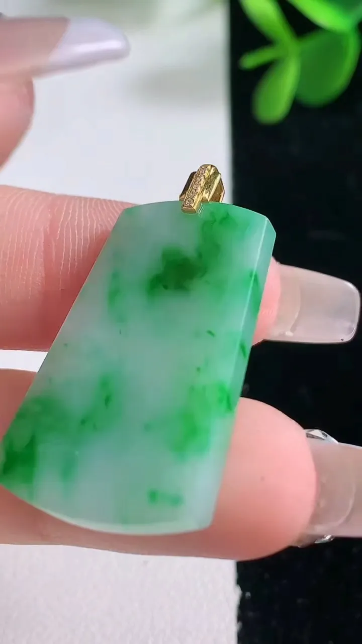 天然A货翡翠无事牌吊坠，尺寸30.6-19.7-2.4，重量:4.61g
12月26日